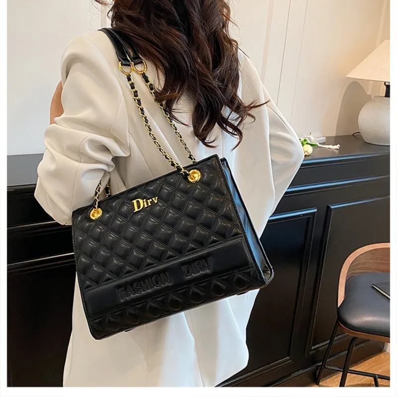 有名デザイナーブランドのエレガントなディテールが施された、本革製のファッショナブルな女性用ショルダーバッグ