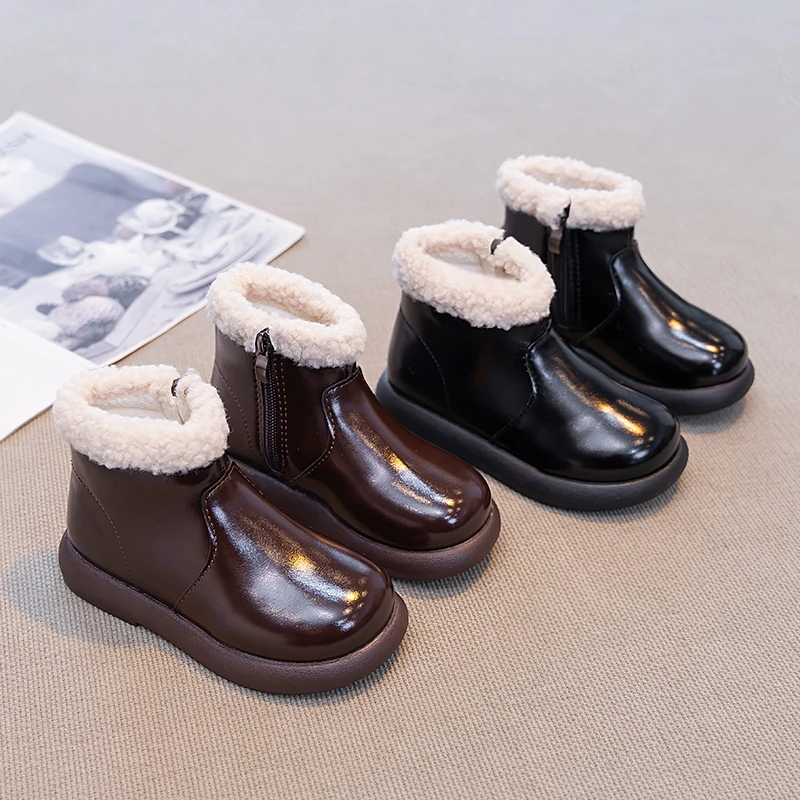 

Глянцевые кожаные сапоги для маленьких девочек, новинка 2023 года, зимние детские теплые хлопковые сапоги на флисовой подкладке, нескользящие простые элегантные праздничные сапоги для девочек