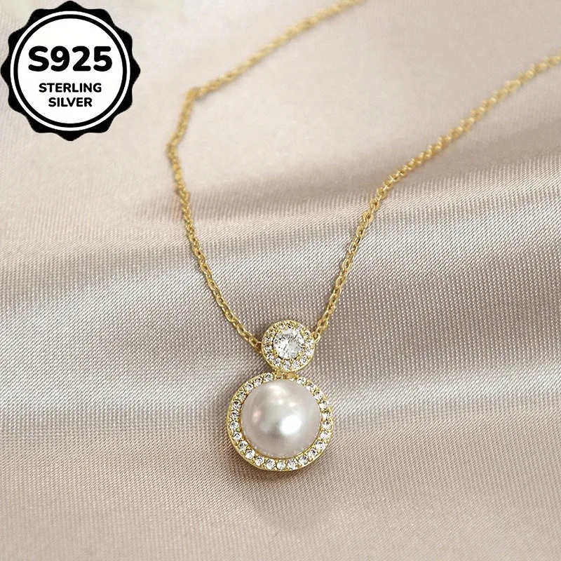 Exquisite and Elegant Round Pendant Necklace Features a Golden Chain Design with a Central Lustrous Surrounded by a Halo of Dazzling Synthetic Cubic Synthetic Cubic Zirconiaia. The Overall Style Is Simple yet Noble, Suitable for Daily Commutes or