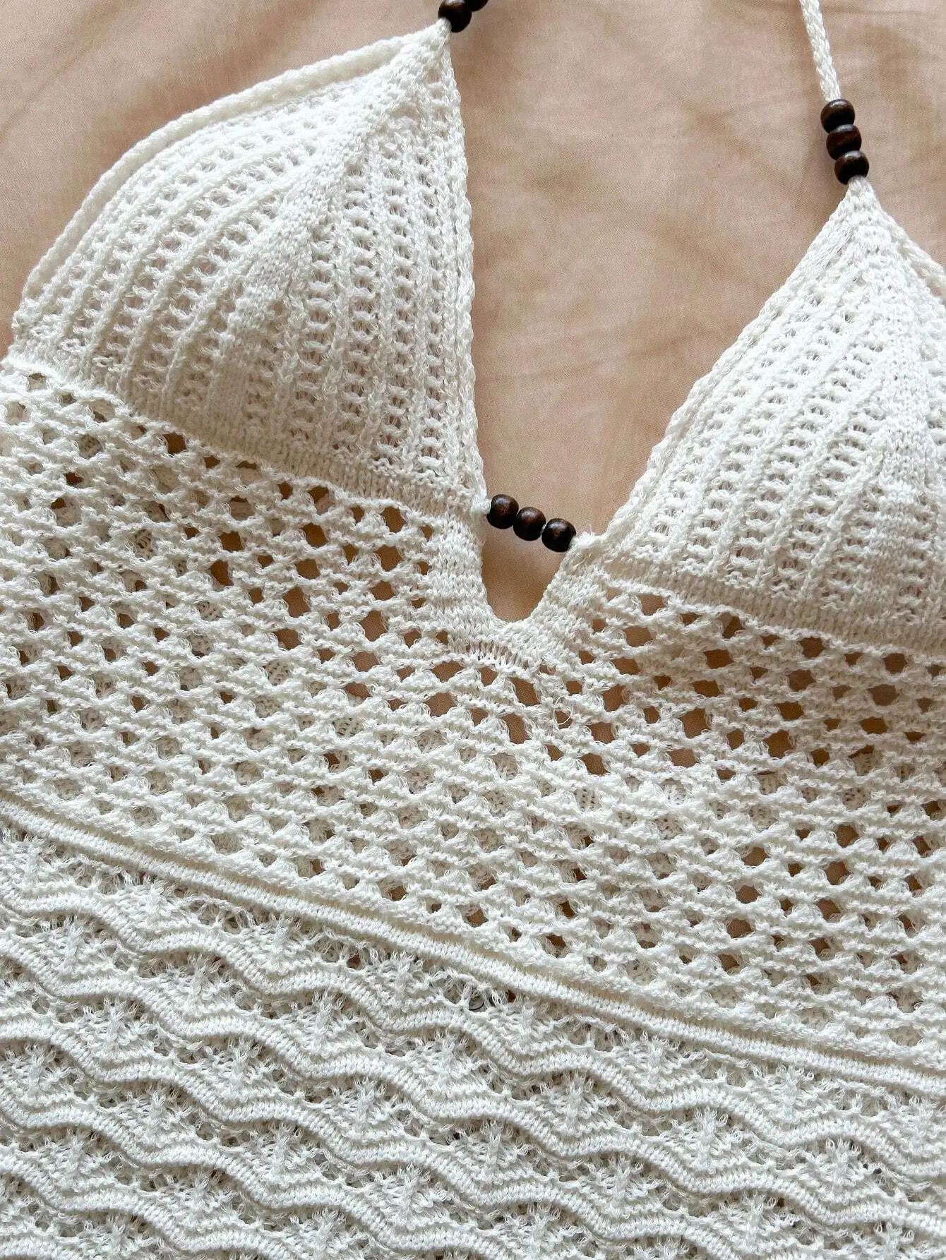 Weißes Häkelkleid für Damen mit Neckholder-Ausschnitt und Ärmellos-Design – Detail 9
