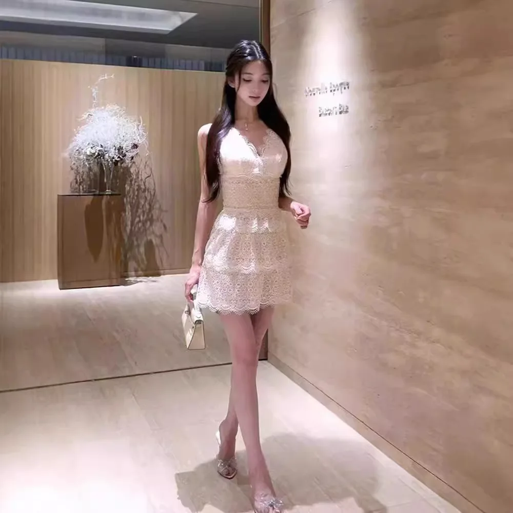 

Elegant White Lace Tierred Dresses Spring Women V-neck Sleeveless Mini Dress Summer High Waist Hollow Out Zipper Backless Dress