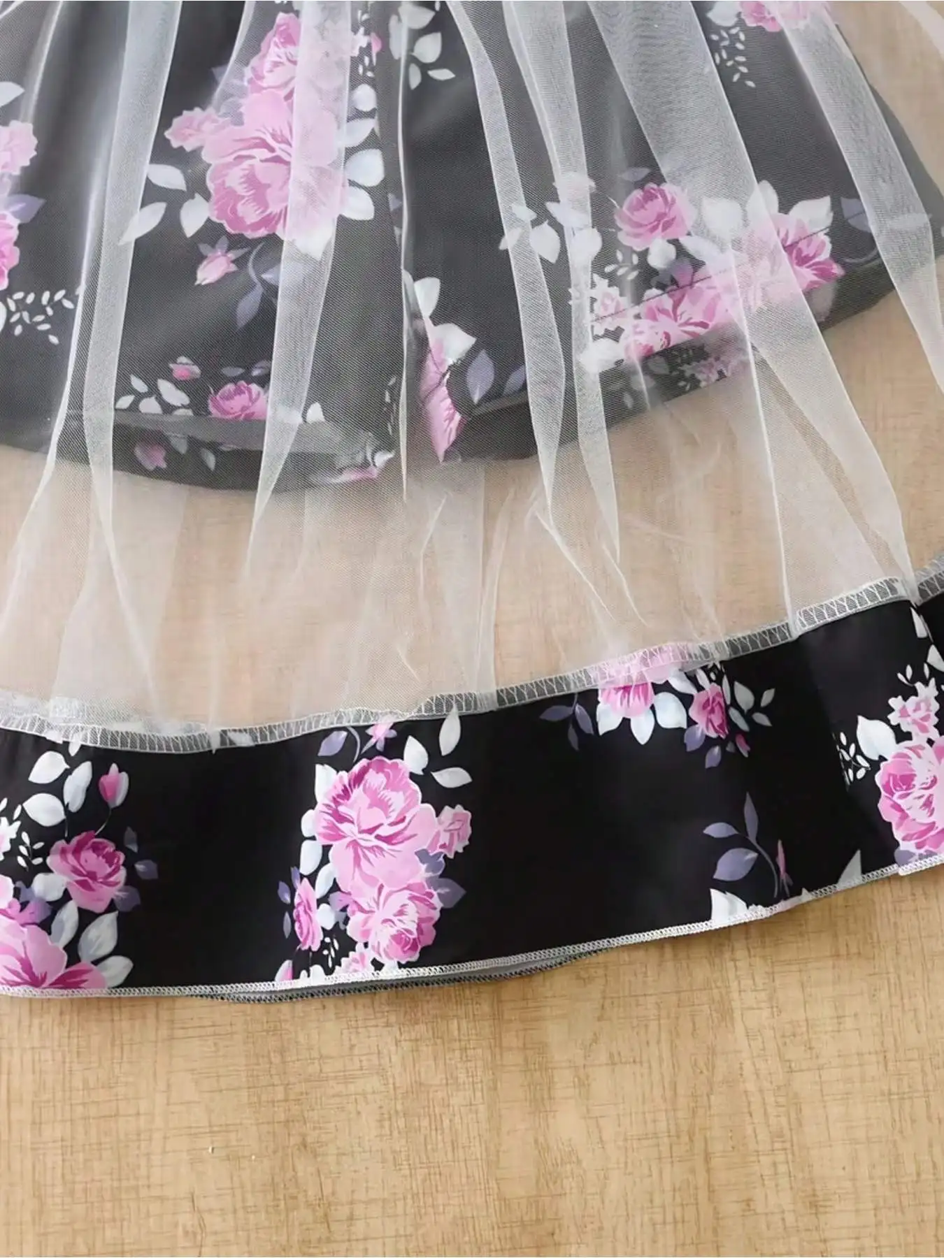Kinder-Set mit Blumenmuster: Ärmelloses Oberteil mit Rundhalsausschnitt und elastischem Bund, Netzrock, Kinderoutfit – Detail 9
