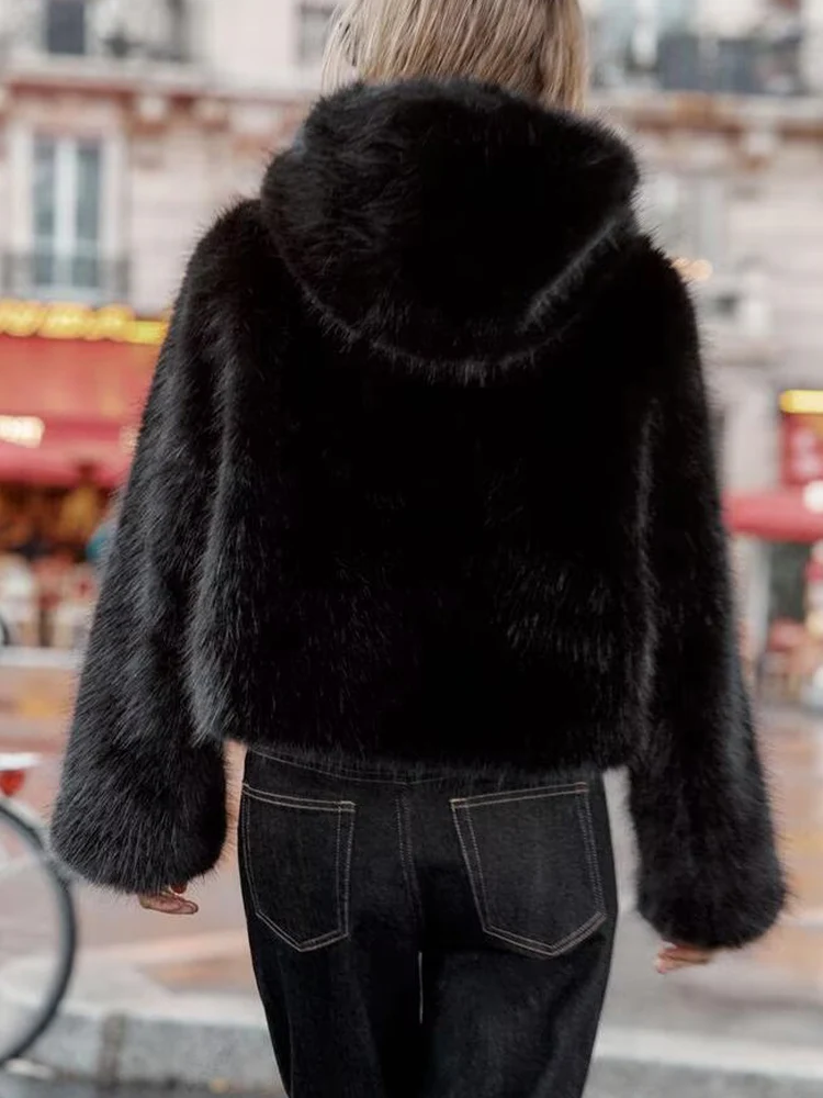 الطراز الأوروبي والأمريكي لشتاء 2025 وصل حديثًا ملابس نسائية عصرية ومتعددة الاستخدامات سترة من الفرو الصناعي بغطاء للرأس.