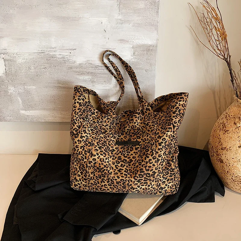 Canvas Material 2024 New Shoulder Bag Leopard Print Large Capacity Trendy Fashion Handbag Soft Versatile Commuting Tote Bag