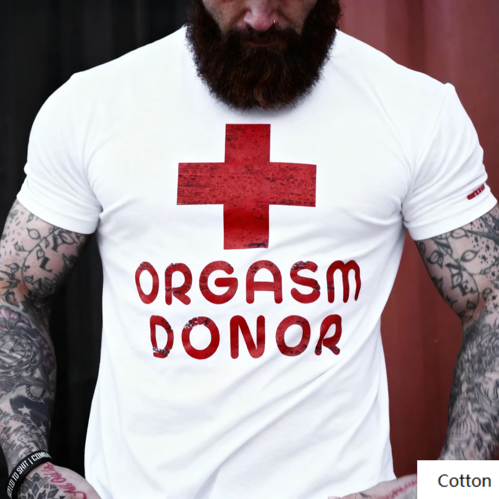 Хлопковая футболка с круглым вырезом «Edgy 'Orgasm Donor' Red Cross Vibe» — содержание рубашки: с проблемным красным крестом и смелой фразой