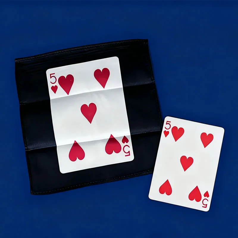 Magia z chusteczką: Karta 5 Kier się ukazuje na jedwabiu, iluzje magii, magia zbliżeniowa, iluzje uliczne, rekwizyty i sztuczki.