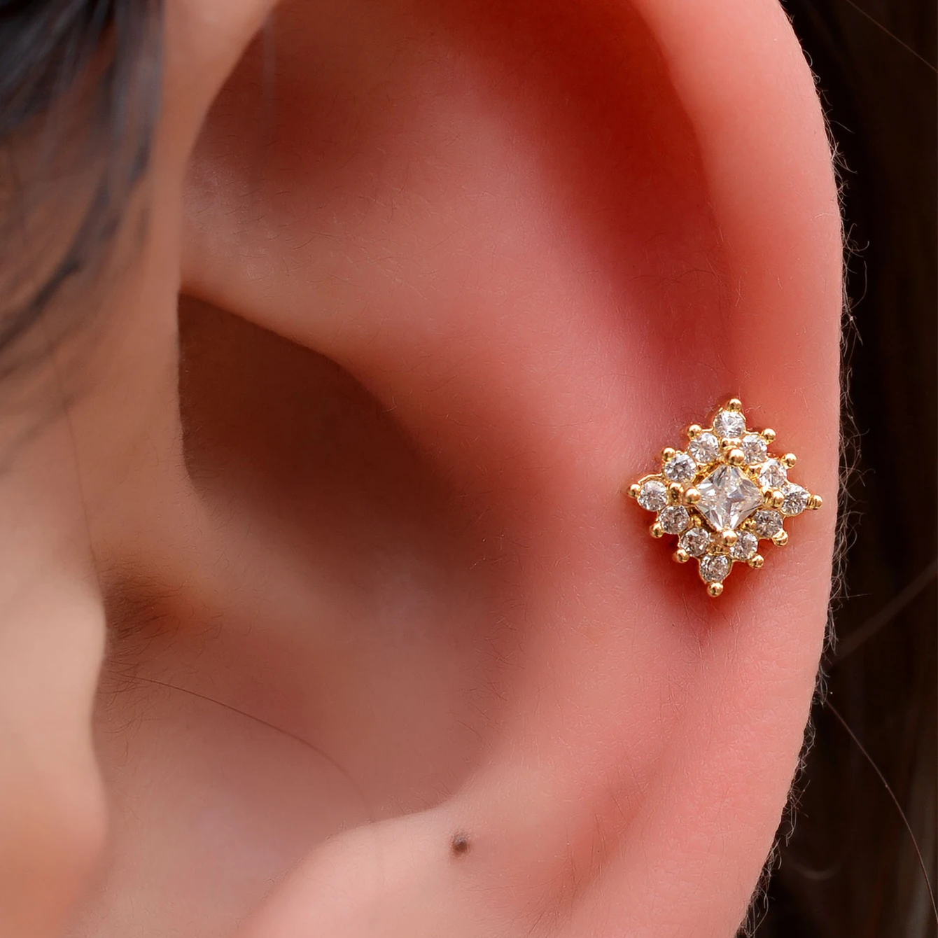 1 Stück Edelstahl-Knorpelstecker-Ohrringe, hypoallergen, zierlicher flacher Helix-Tragus-Piercing-Schmuck für Damen – Detail 14