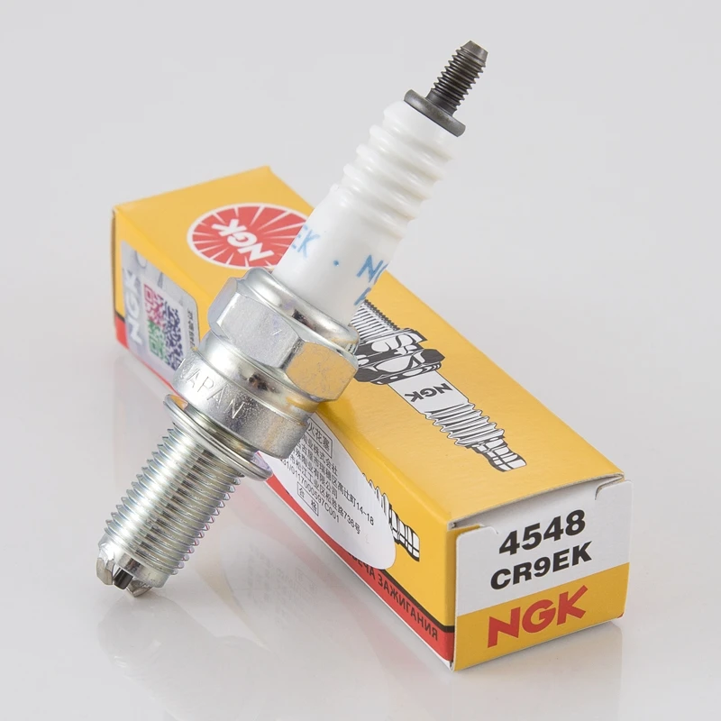 Motorcycle NGK spark plug CR8EK CR9EK CR10EK is applicable to Kawasaki Yamaha Suzuki with large displacement of 400 600