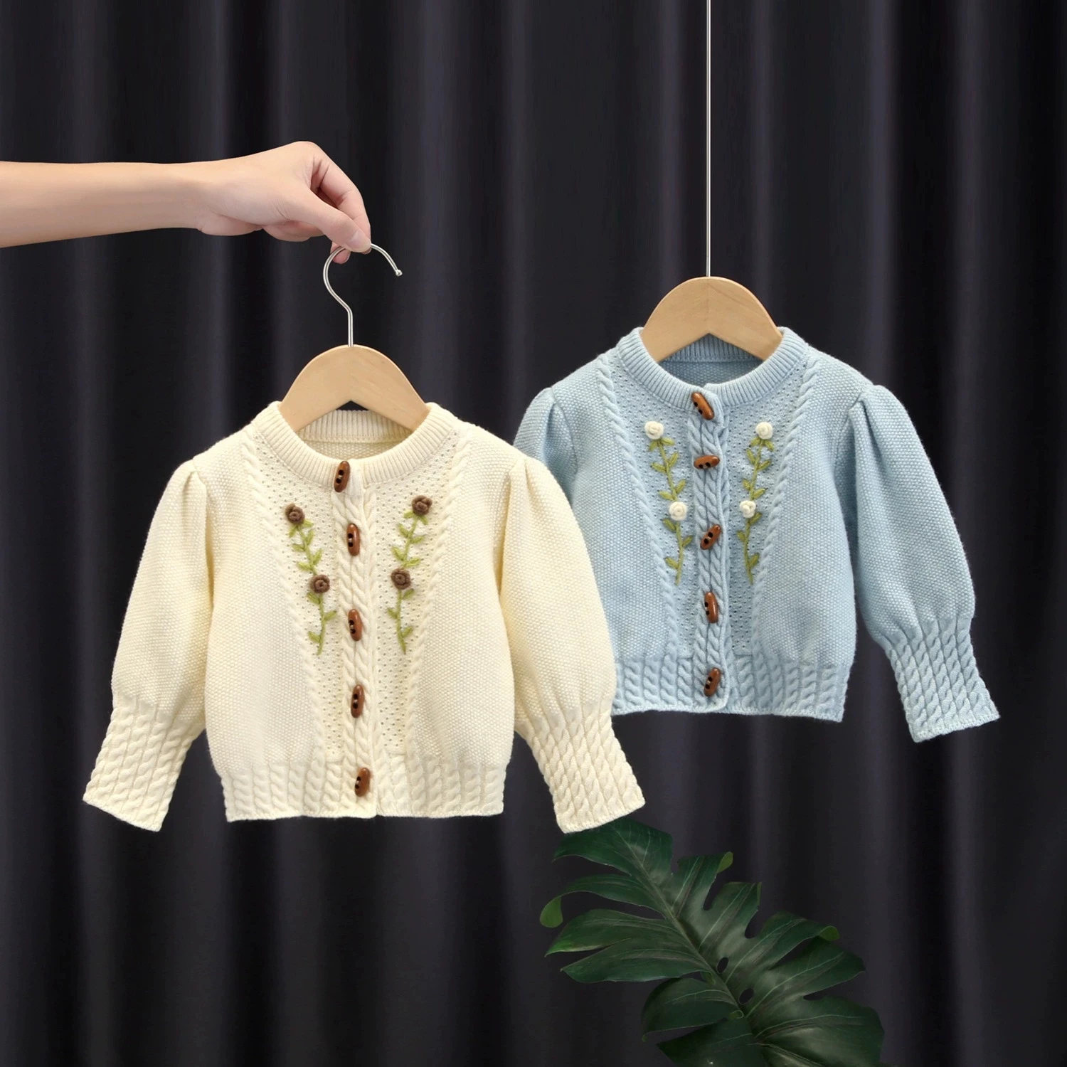 

2025 Autumn New Girls Retro Jacquard Single Breasted Sweater Girls Korean Hand Hook Flower Sweater