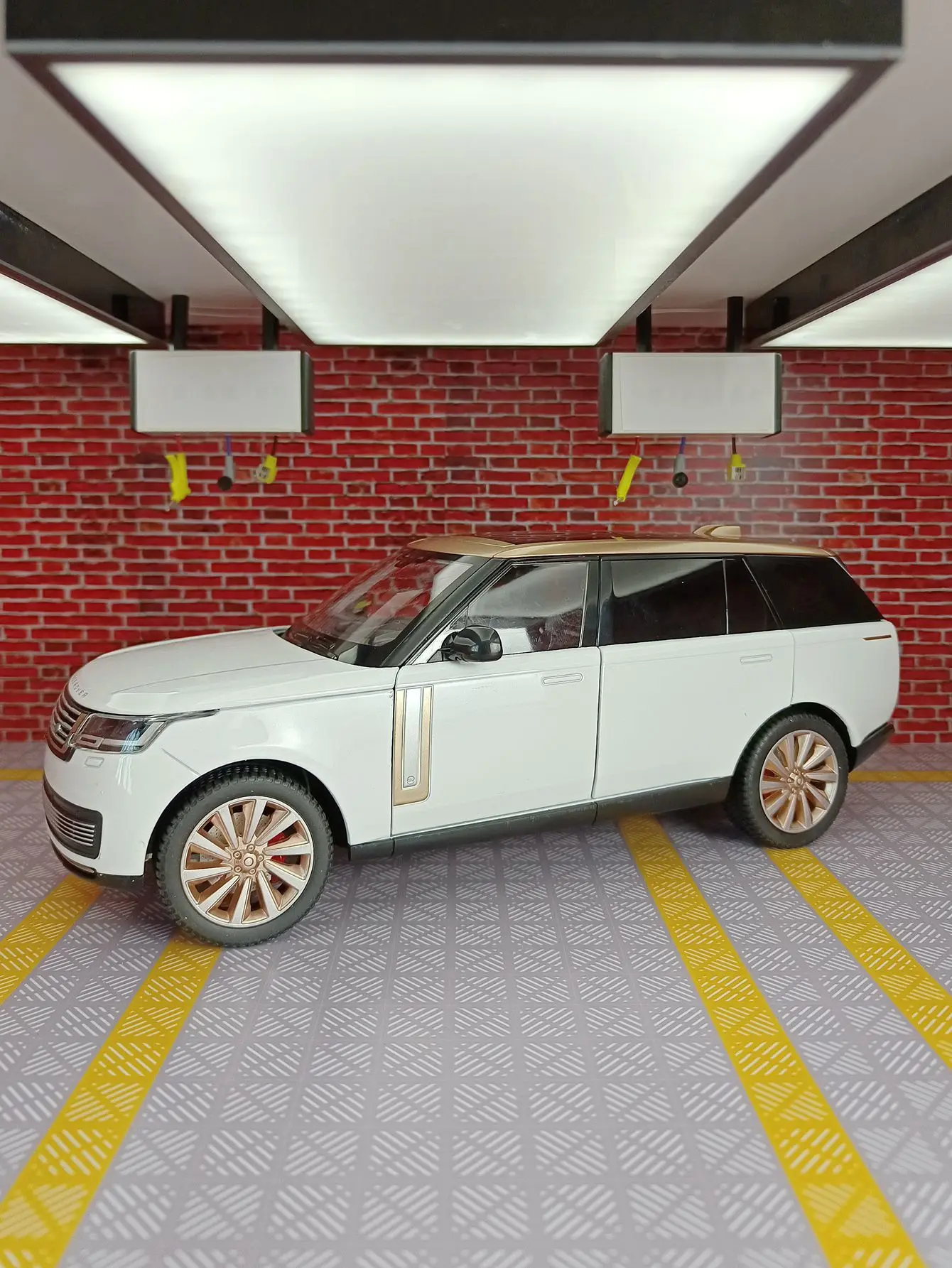 

1:18 Range Rover SV2022 alloy off-road vehicle model car decoration door and hood trunk can open the large toy car