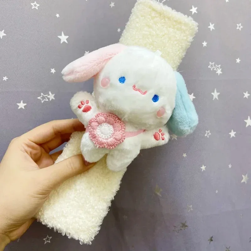 MINISO Sanrio القرفة الكلب سيارة الكرتون أفخم حزام الأمان غطاء الكتف سيارة الغطاء الواقي المرأة ديكورات السيارات الداخلية