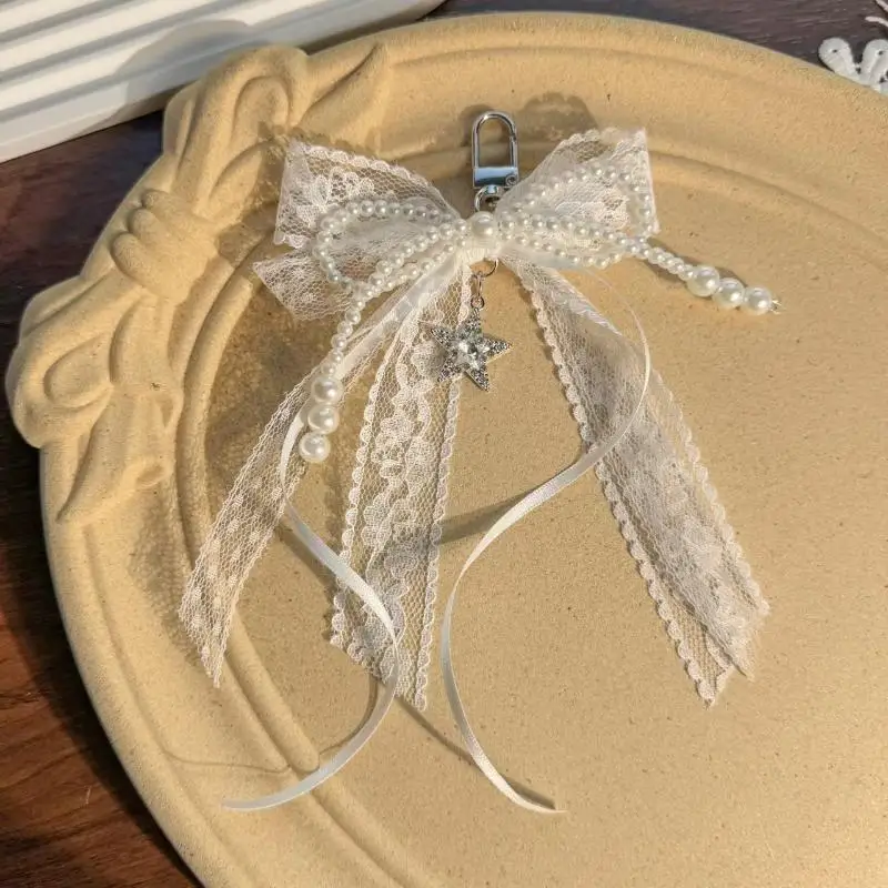 هدية لطيفة على شكل سلسلة مفاتيح لعيد الحب - قوس دانتيل مع سلسلة لؤلؤية وسحر نجمة. إكسسوار حقيبة شريط الباليه للنساء
