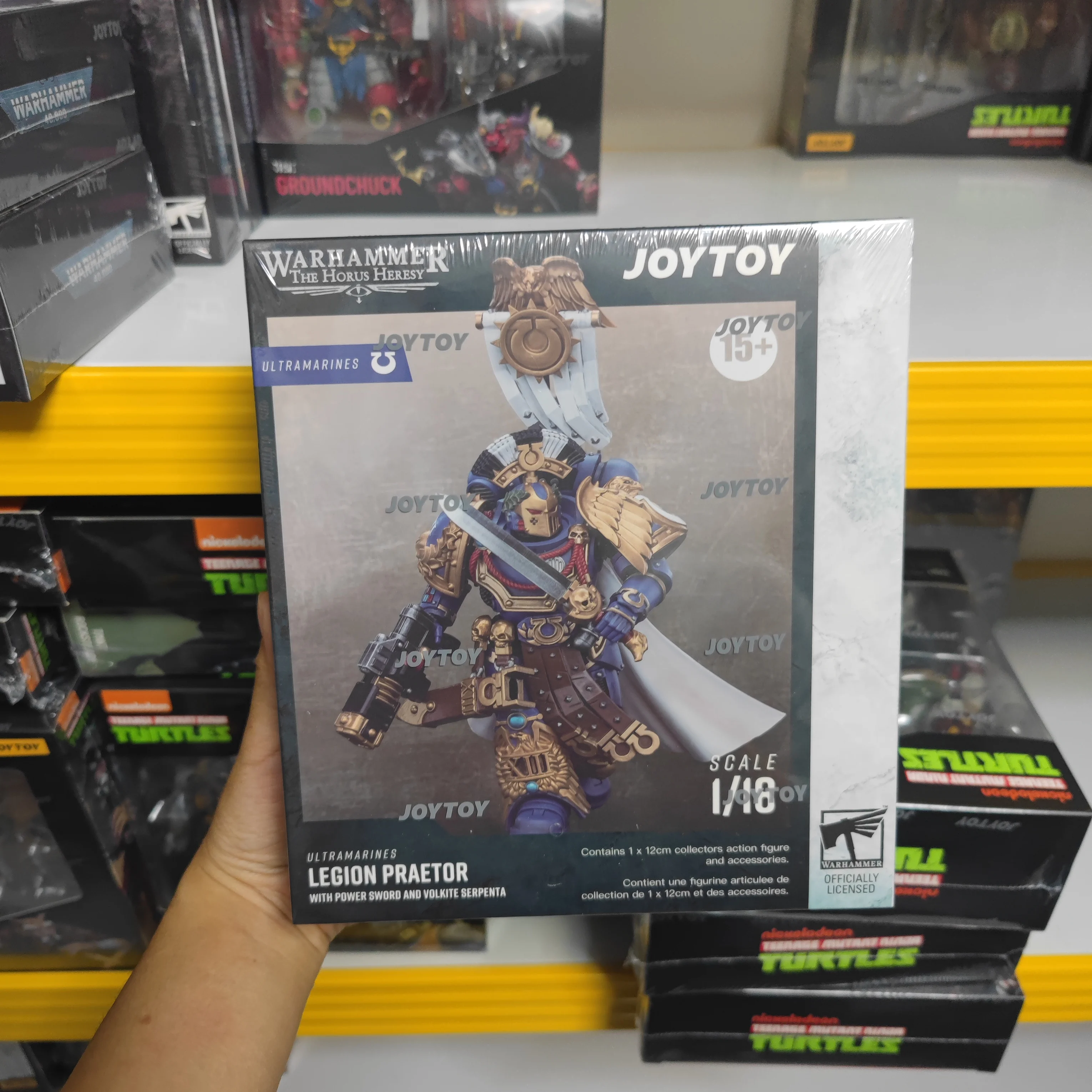 

【JOYTOY】Warhammer 40K 1/18 Action Figure Ultramarines Legion Praetor with Power Sword and Volkite Serpenta Collection