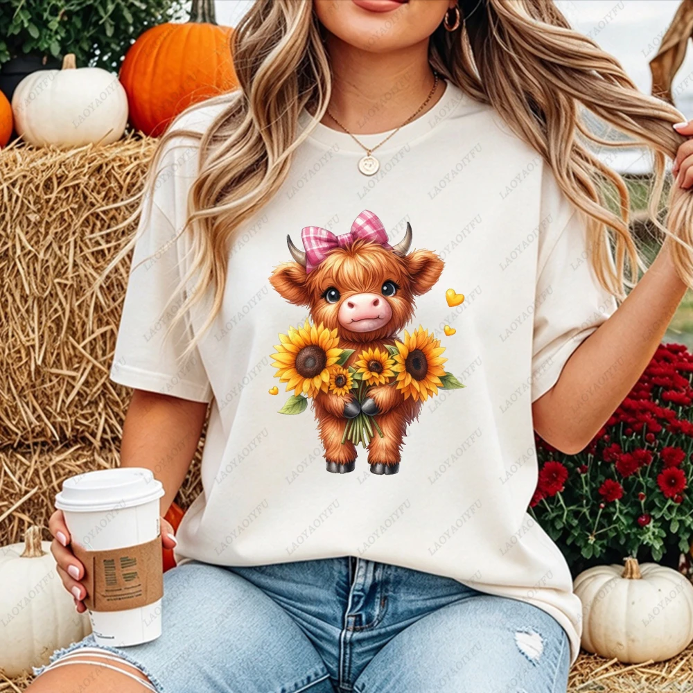 Highland Cow Pink Bow Sunflowers Hearts Graphic Women Casual Short Sleeve T-Shirt Vintage Cute Autumn Farm Animal Cozy Fall Tee