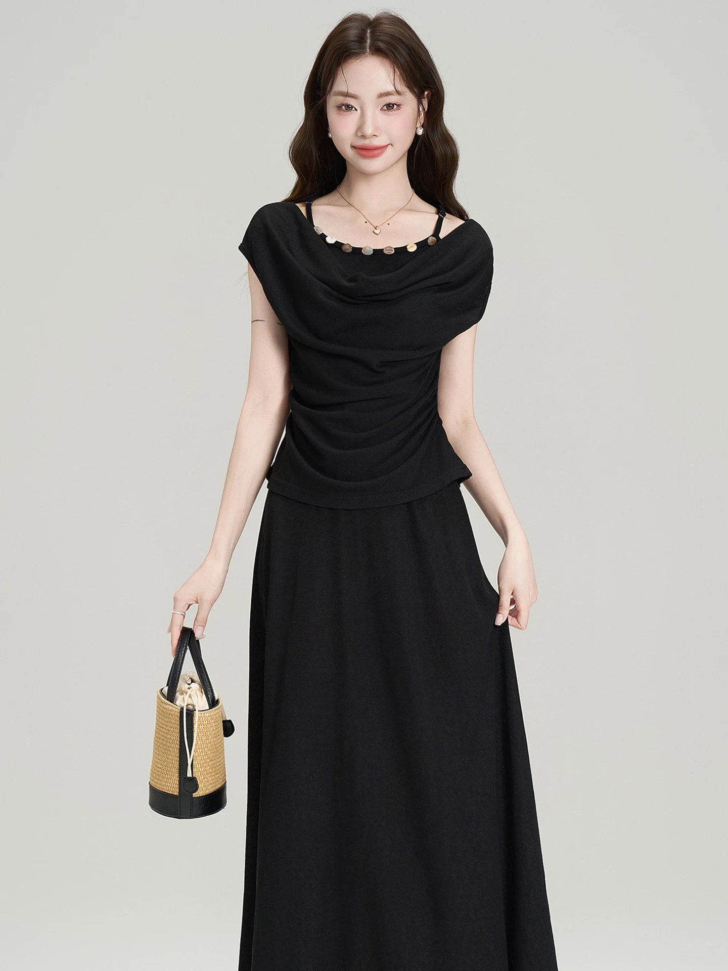 

Комплект Hebe Style: Черный летний костюм с топом-халтером и юбкой миди, модный женский комплект, облегающий силуэт, новинка