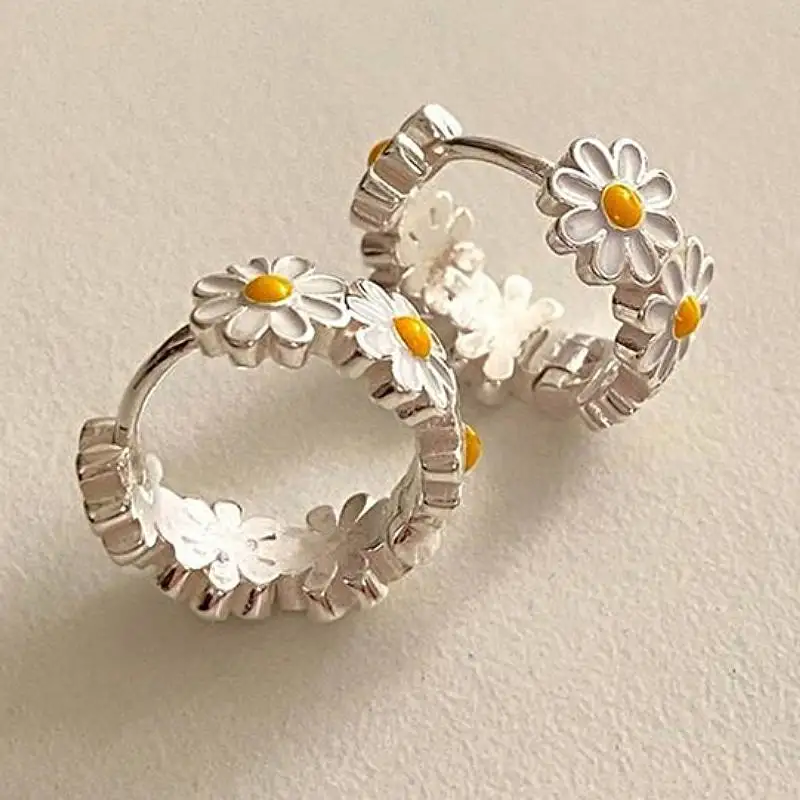 Huitan Bezaubernde Damen-Creolen in Gänseblümchenform, frischer Stil, Party- und Hochzeitsaccessoires für Damen, trendiger Schmuck, Geschenk für den Alltag