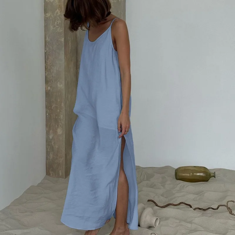 Długa sukienka maxi w stylu boho na plażę, luźna, rozkloszowana, elegancka, na ramiączkach, bez rękawów, z odkrytymi plecami i rozcięciem, idealna na lato.