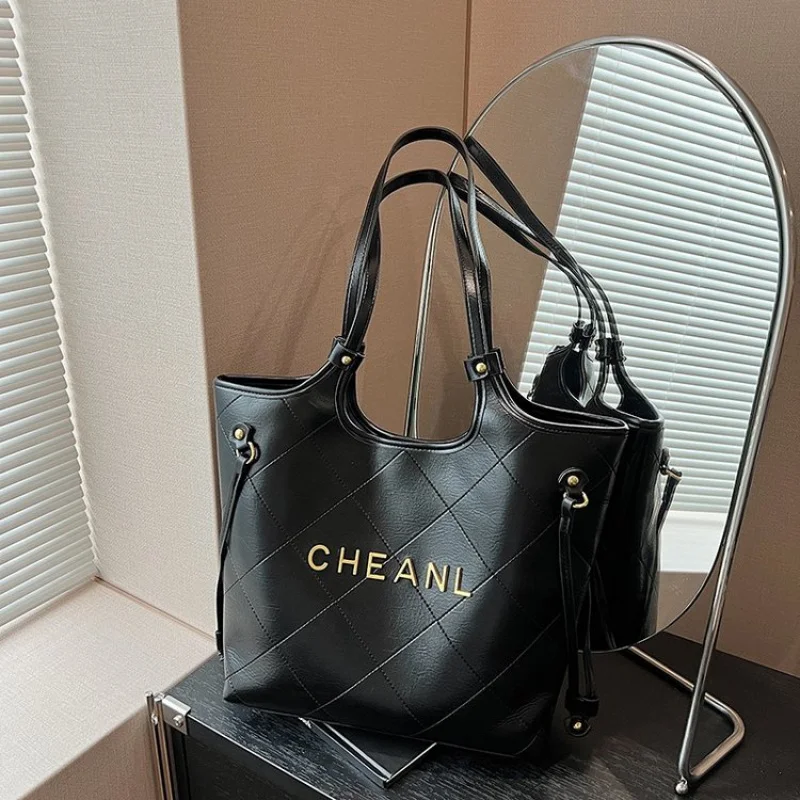 

Женская сумка из качественной кожи с классическим элегантным и прочным в Париже. ​