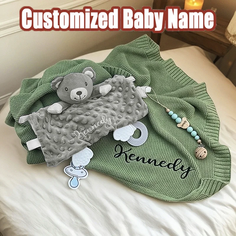 3-teiliges personalisiertes besticktes Baby-Shower-Geschenkset: Baumwoll-Strickwickeldecke, Minky-Schmusetuch und hölzerner Schnullerclip als Erinnerungsstück – Detail 8