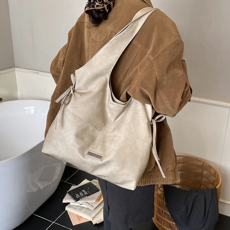 2025 Autunno/Inverno Tote casual di grande capacità Borse a tracolla in tinta unita con cerniera in PU Borse da viaggio quotidiane durevoli impermeabili