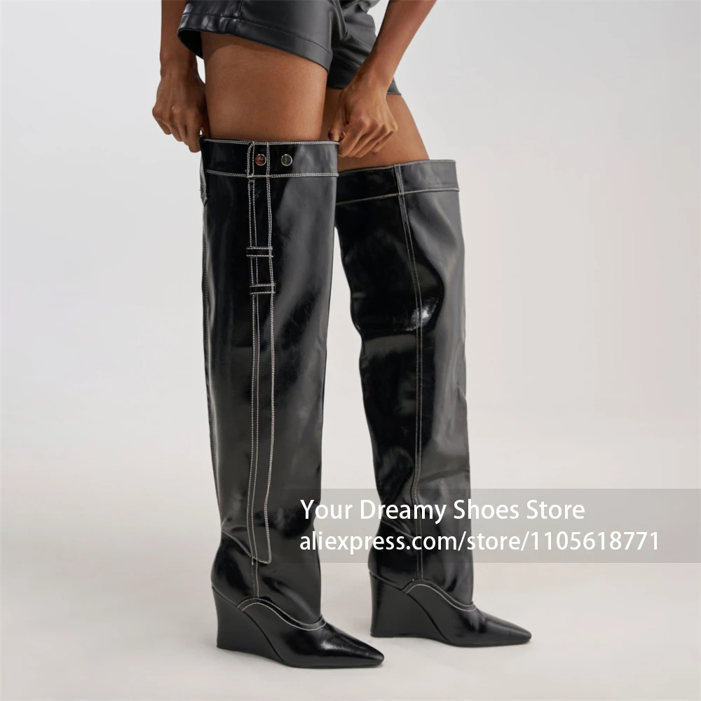 Botas de cuña con costuras blancas en contraste, botas altas de caña ancha, botas de caña larga con punta ultra afilada, botas por encima de la rodilla, botas de cuero negro brillante.