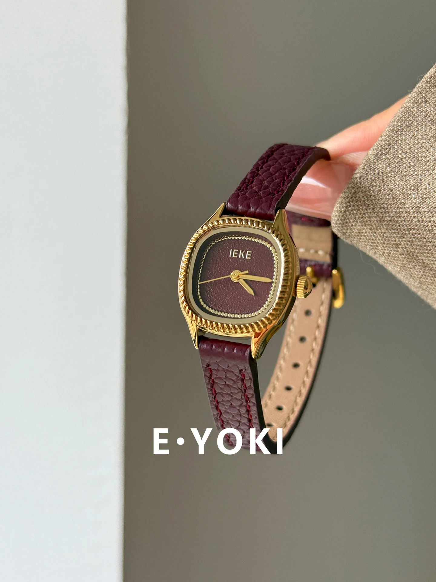 

New women's watch round dial leather ladies watch light luxury versatile quartz female high-end watch ladies gift