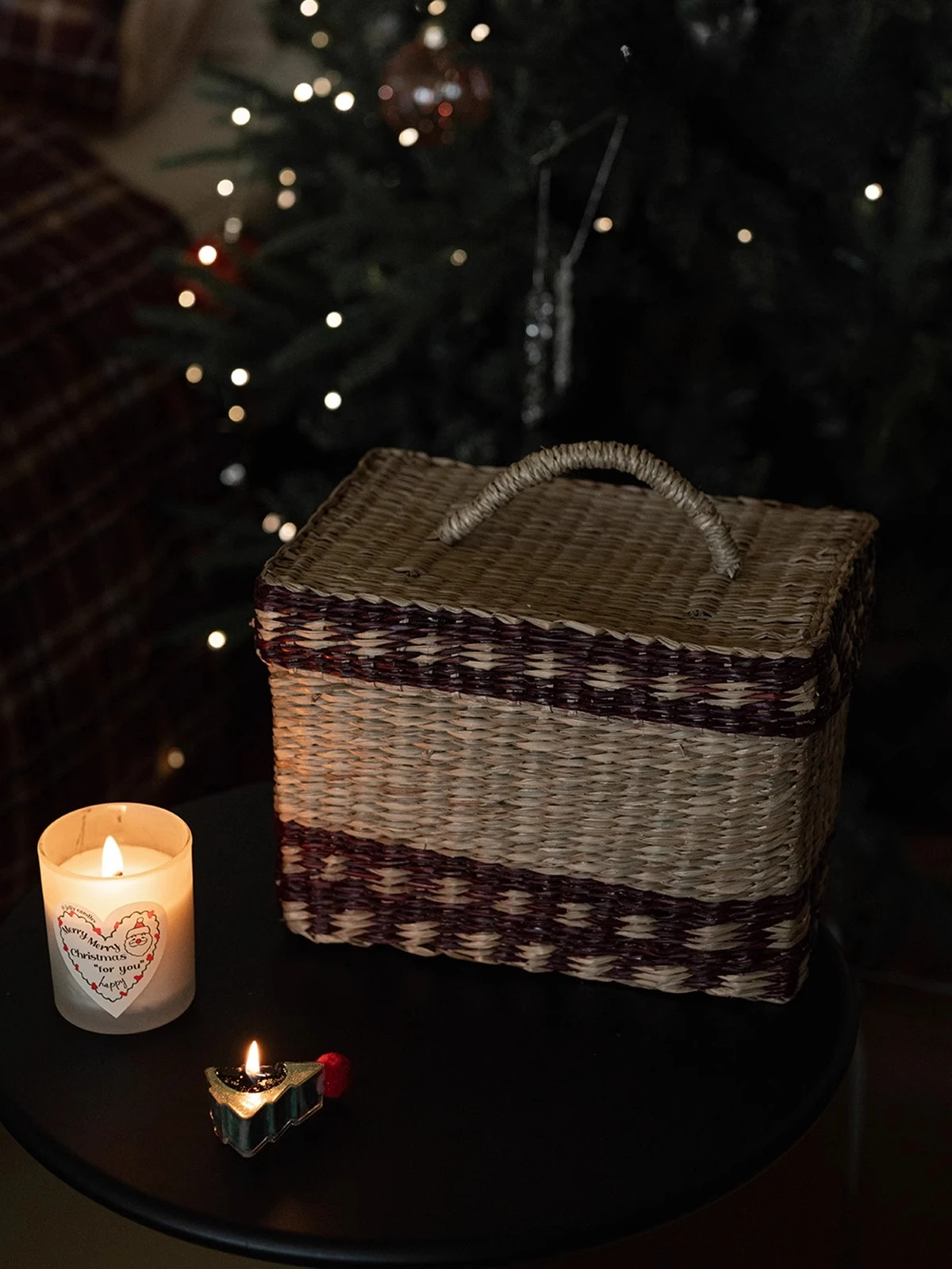 

Household burgundy rattan storage frame with lid to store household goods