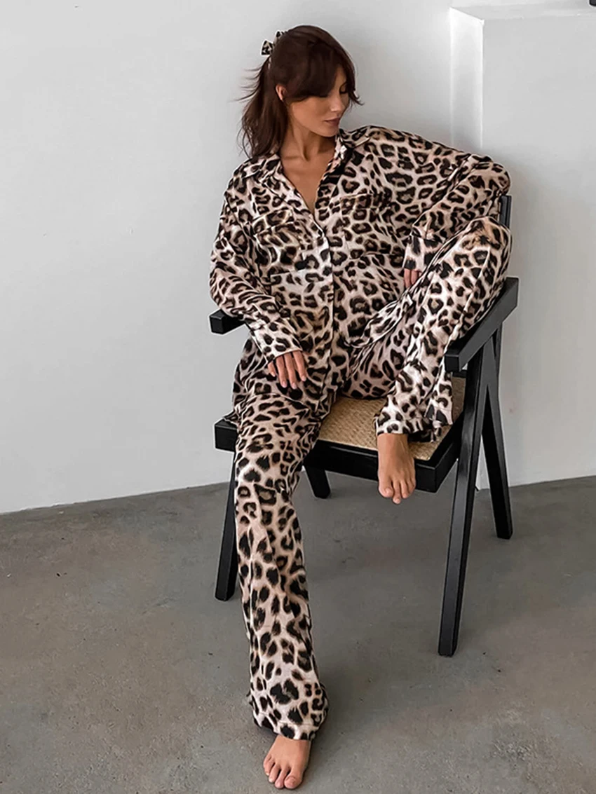 Marthaqiqi-Conjunto de pijama con estampado de leopardo para mujer, ropa de dormir con cuello vuelto, camisones de manga larga, pantalones, traje de moda