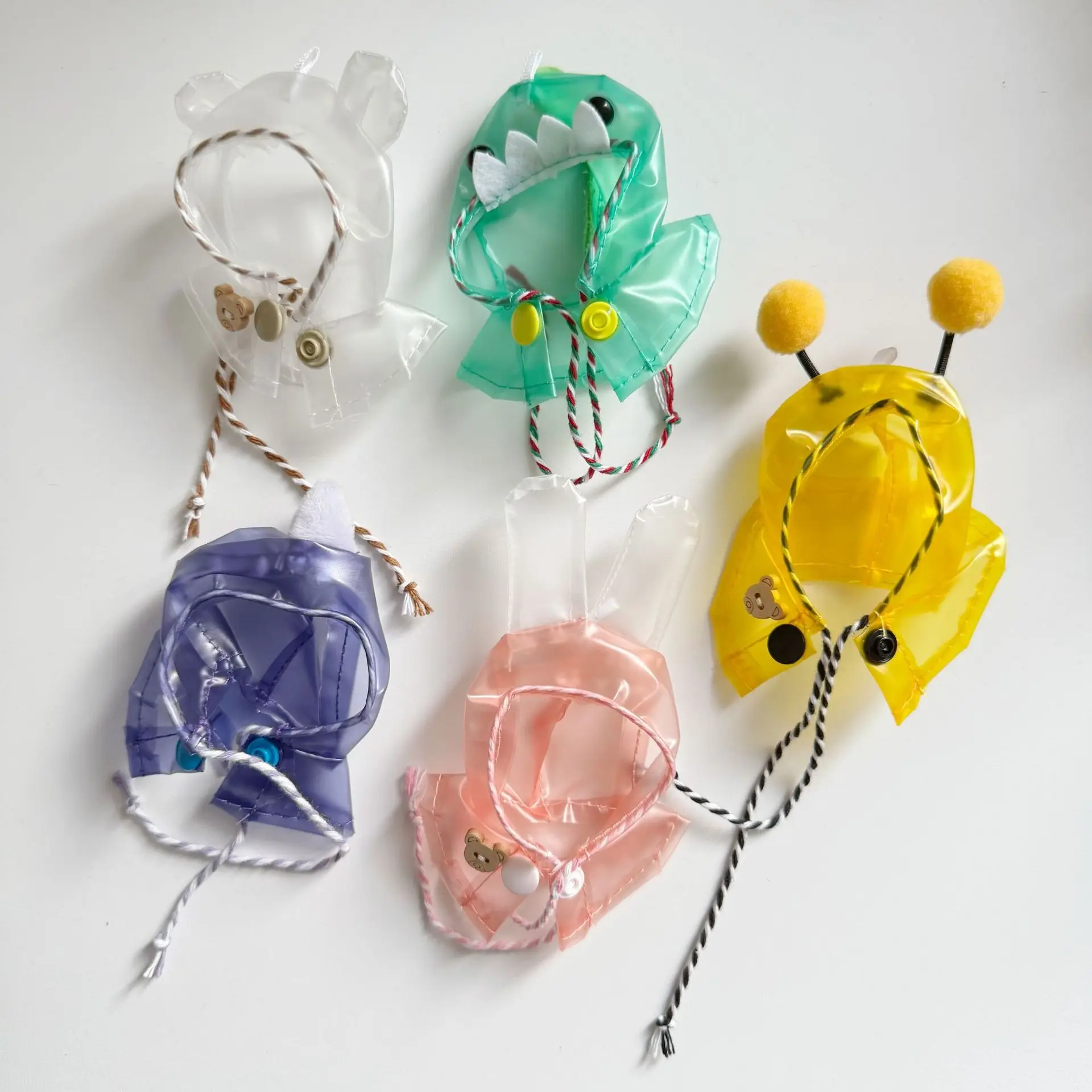Leuke Mini Regenjas voor 10 cm Labubu V4 Bee Kikker Dier Poncho Regenjas Capuchon voor Kleine Labubu 4.0 Poppen Accessoires Outfit