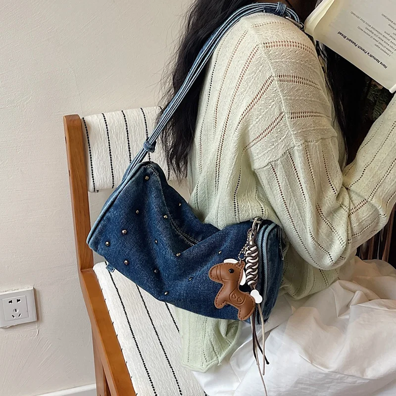 Gewaschene Denim-Umhängetasche mit Nieten und Taschenanhänger, Damen-Schultertasche mit Metallnieten, Lässige Vielseitige Handtasche, Pendler-Geldbörse – Detail 9