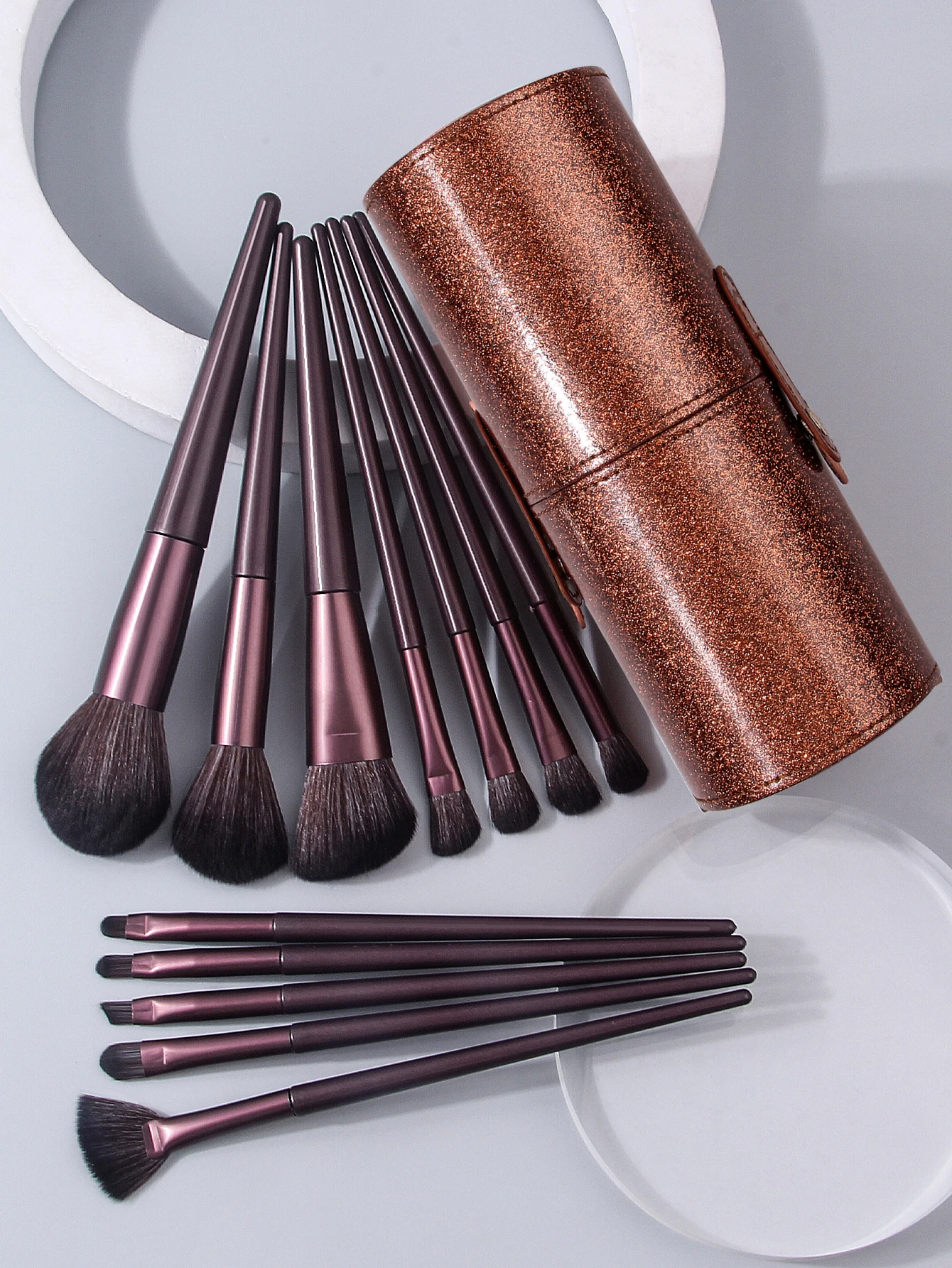 Ein hochwertiges 12-teiliges Make-up-Pinsel-Set mit Aufbewahrungseimer, weichen und hochwertigen Faserborsten und tragbaren Reise-Make-up-Werkzeugen