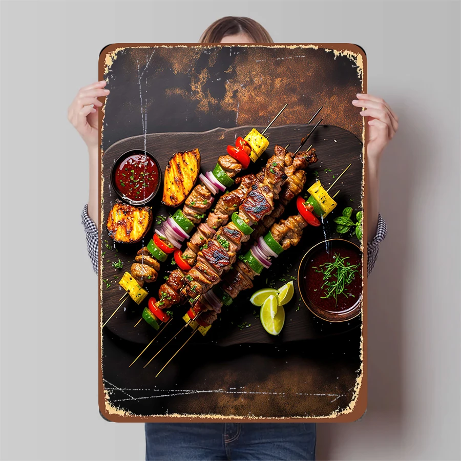 Brochetas de cerdo a la parrilla con verduras y piña servidas en tablero de madera con salsa y cuñas de lima