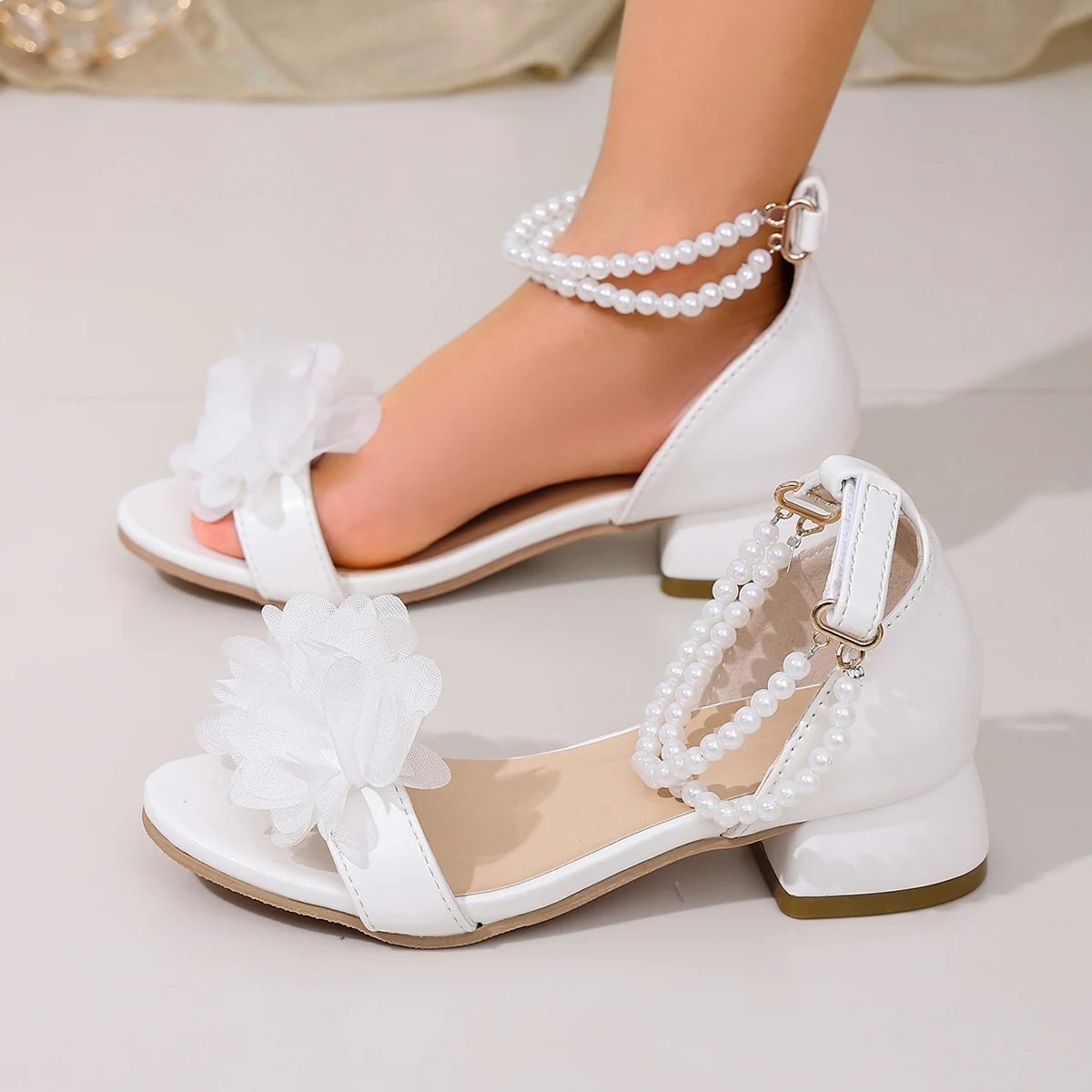 Bequeme offene Sandalen, Perlenriemen, Netzstoff mit Schmetterlingsblumen, Partyschuhe mit niedrigem Absatz, perfekt für kleine Prinzessinnen – Detail 2