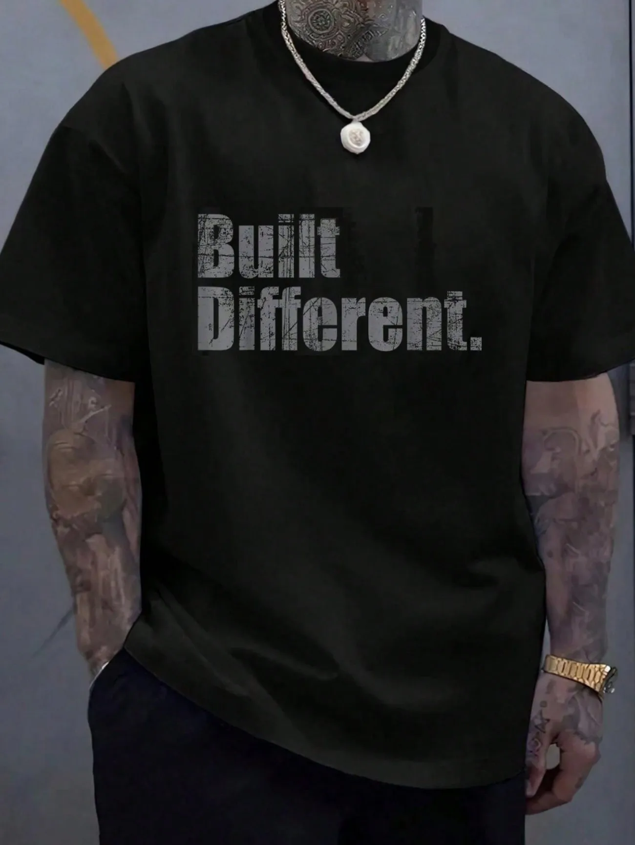 T-shirt 100% Coton « Built Different » – Amusant – Vintage – T-shirt graphique décontracté pour femme et homme – Hauts tendance à manches courtes