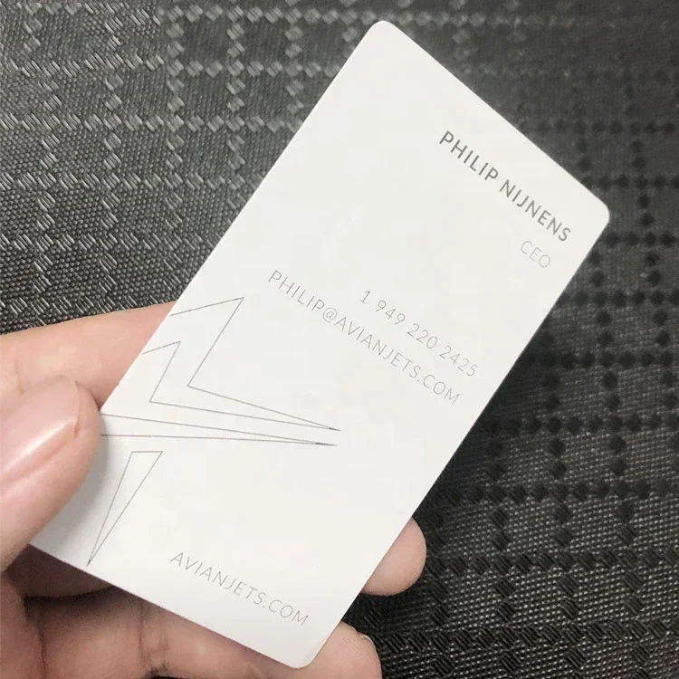 

2025 Новые металлические визитные карточки размером белой кредитной карты с лазерной гравировкой для персонализированных персонажей логотипа
