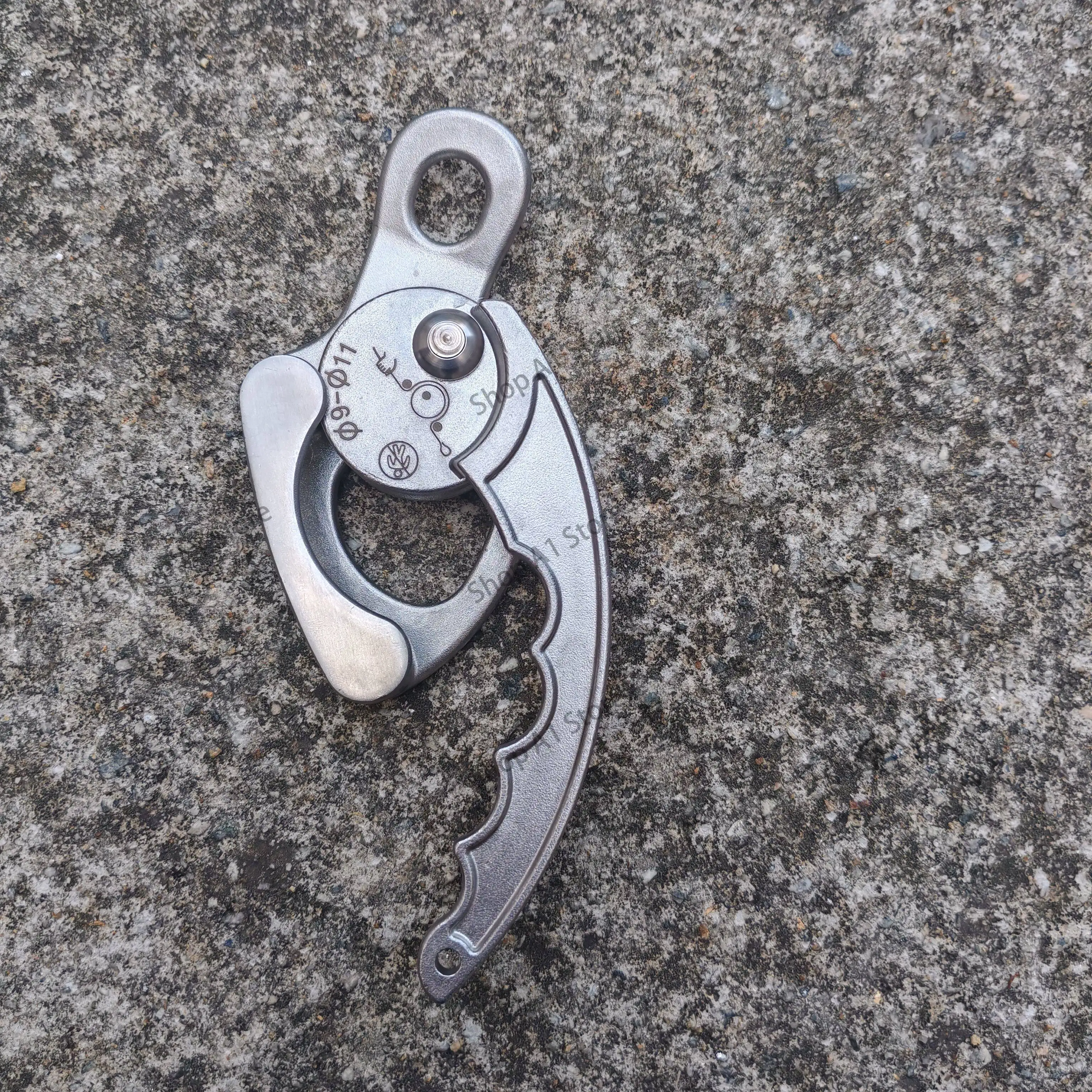 Chicken Rib Descender Rock Climbing Descender, Simple Rope Descender Aerial Work Chicken Wings Are Small and Lightweight