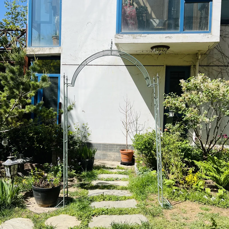 سرير حديقة من الحديد المطاوع الريفي الأمريكي وإطار تسلق نبات الورد للإفطار