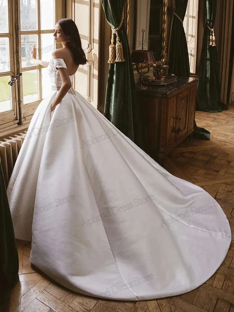 Graciosos vestidos de casamento cetim vestidos de noiva fora do ombro roupões até o chão simples sem costas vestidos de novia personalizado
