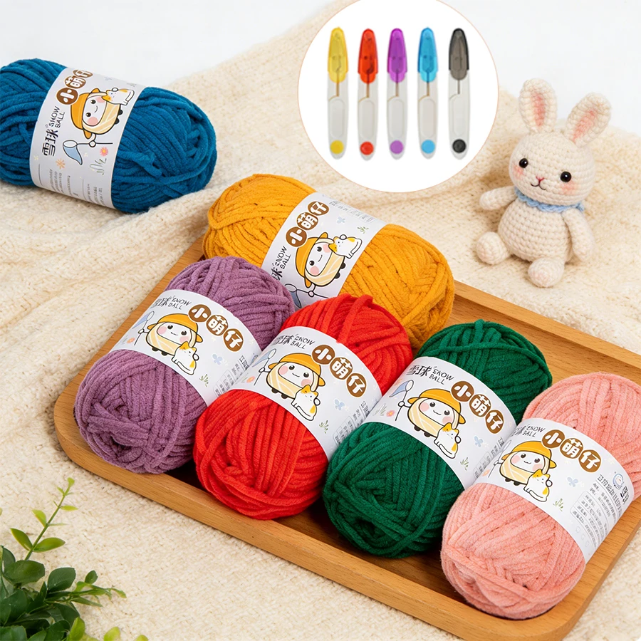 4 Rolos de Fio de Poliéster + 1 Par de Tesouras Pequenas em Cores Aleatórias para Tricô DIY de Bolsas/Cachecóis/Suéteres/Bonecas