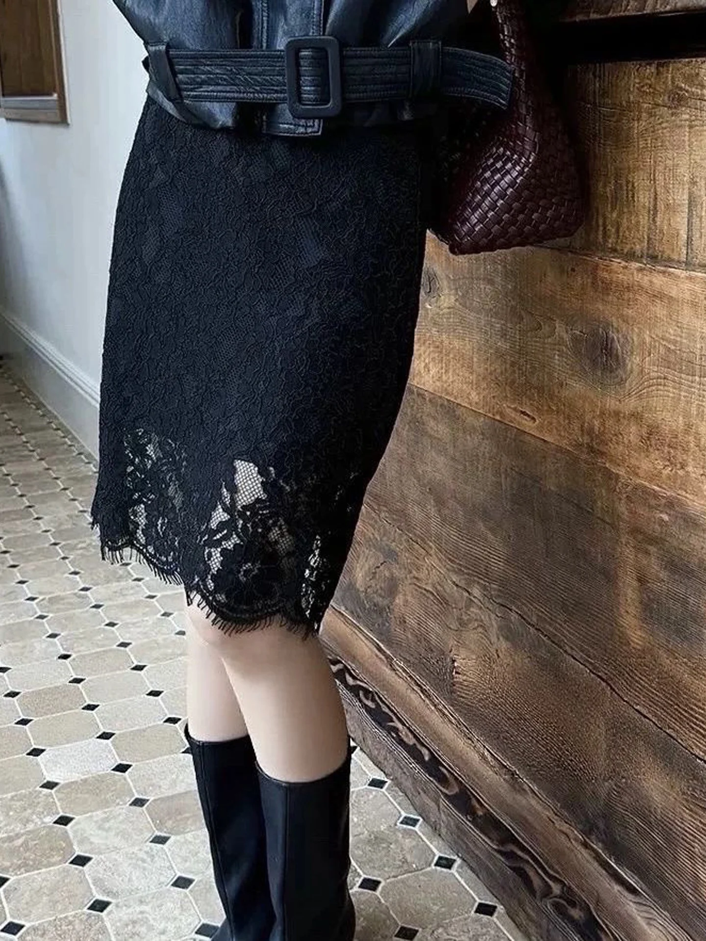 Elegant Black Lace Trim Short Skirt Women's Autumn Design A-Line Bodycon  Skirt High Waist Korean Style Commute Dress