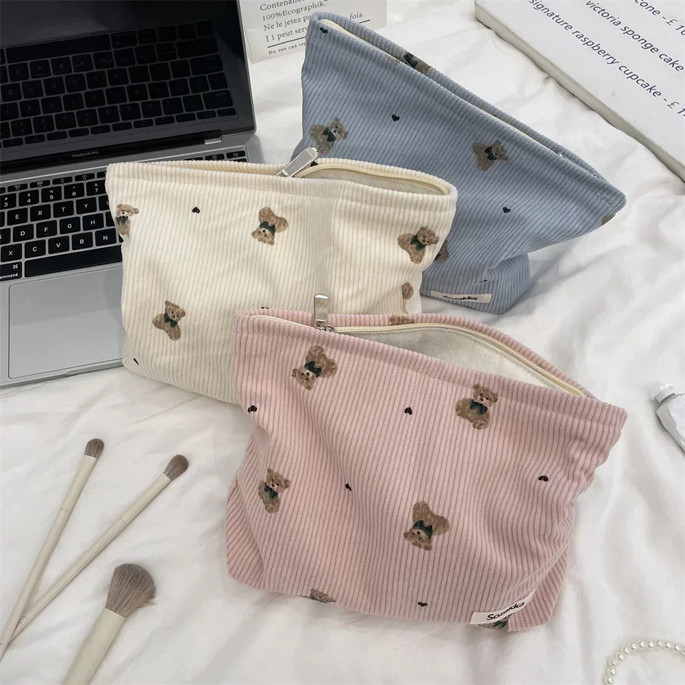 Nette Cartoon Bär frauen Cord Kosmetik Taschen Tragbare Damen Kupplung Geldbörse Lippenstift Make-Up Fall Pendeln Weibliche Lagerung Tasche