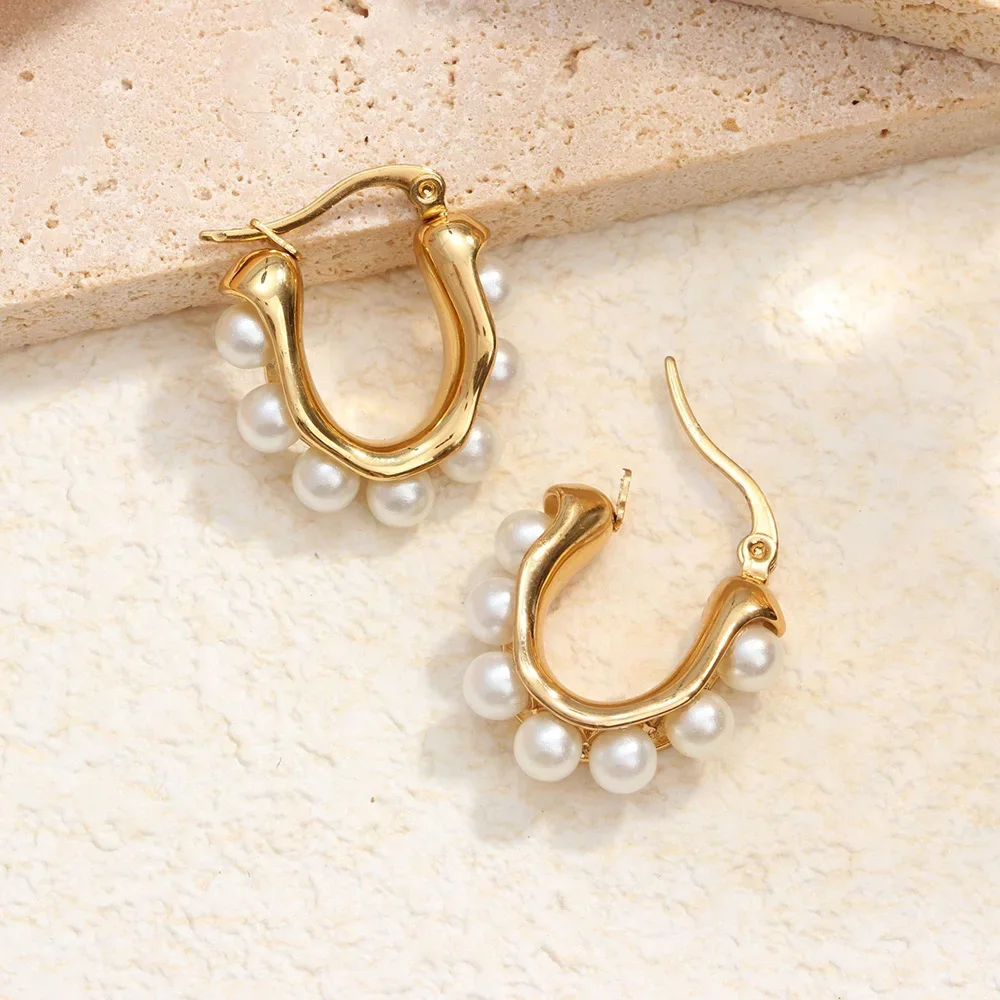 Pendientes de perlas en forma de U para mujer, aretes de aro chapados en oro, diseño único Irregular, joyería de uso diario, resistente al agua, novedad