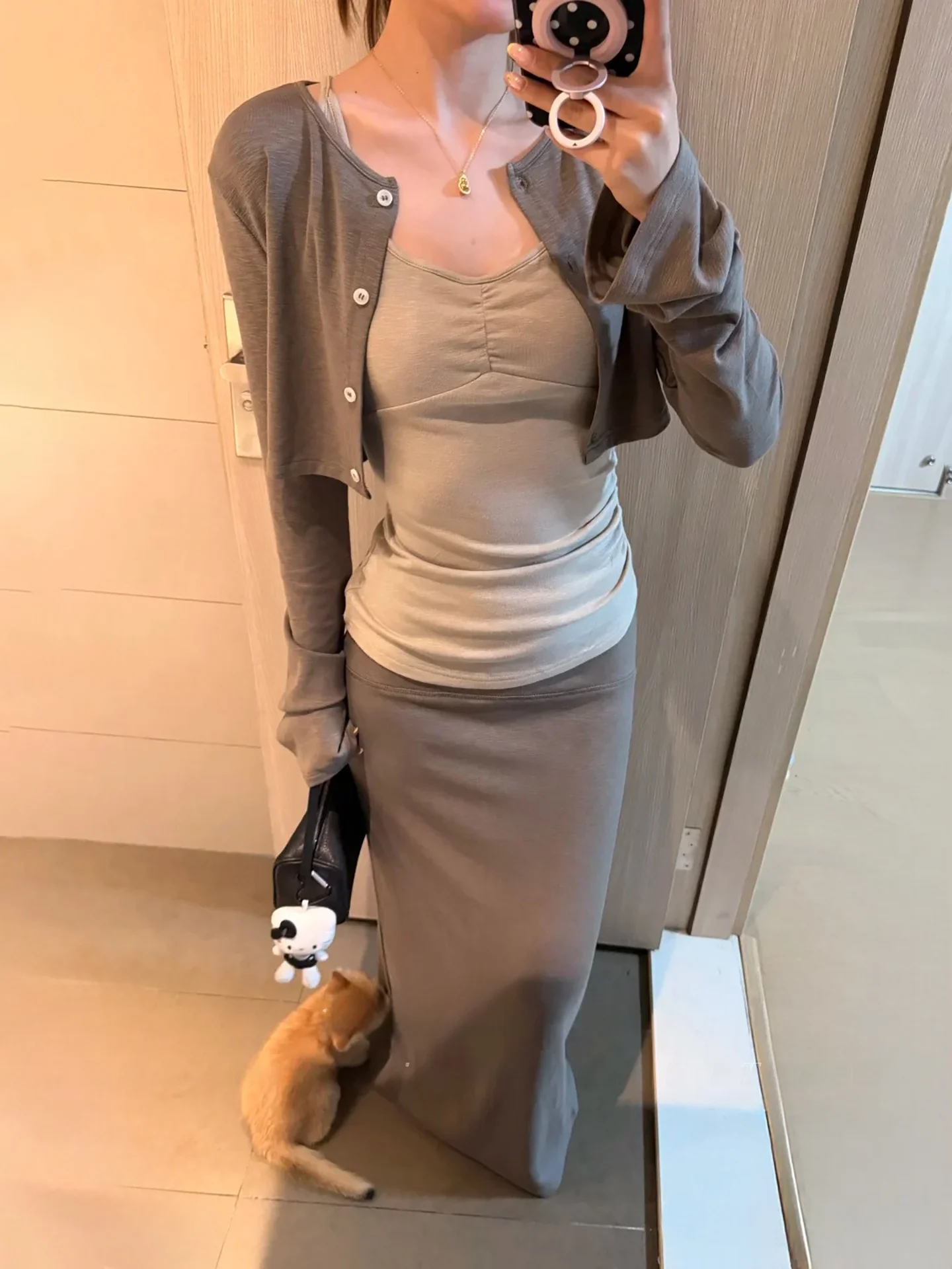 

Модный женский комплект из трех предметов: мягкий укороченный кардиган, топ на бретельках и прямая облегающая юбка-миди. Весенняя коллекция.