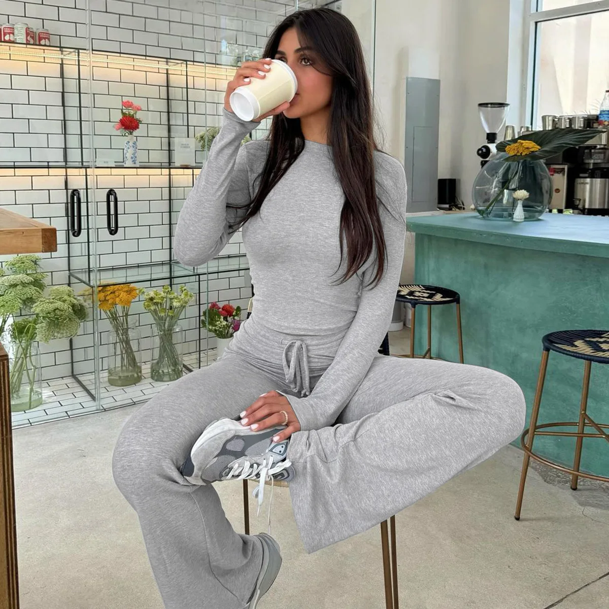 

Модный новый спортивный женский костюм, сексуальный тонкий брючный костюм с длинным рукавом, круглым вырезом и пупком, повседневный однотонный брючный костюм на шнуровке