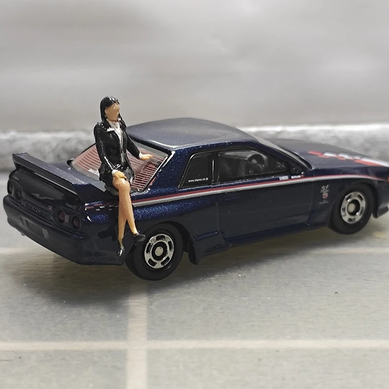 Diecast 1/64 Scale Model Car Doll Miniature Static Scene Presentation A Figure Car Model