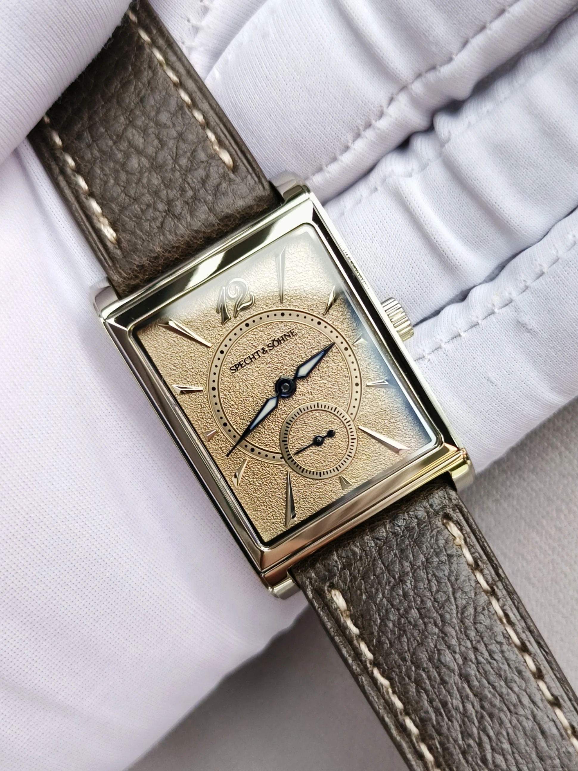 Montre rectangulaire ultra-fine Specht&Söhne 2026 de 7,5 mm, mouvement à quartz japonais, petite seconde, cadran sablé, bracelet en cuir gris
