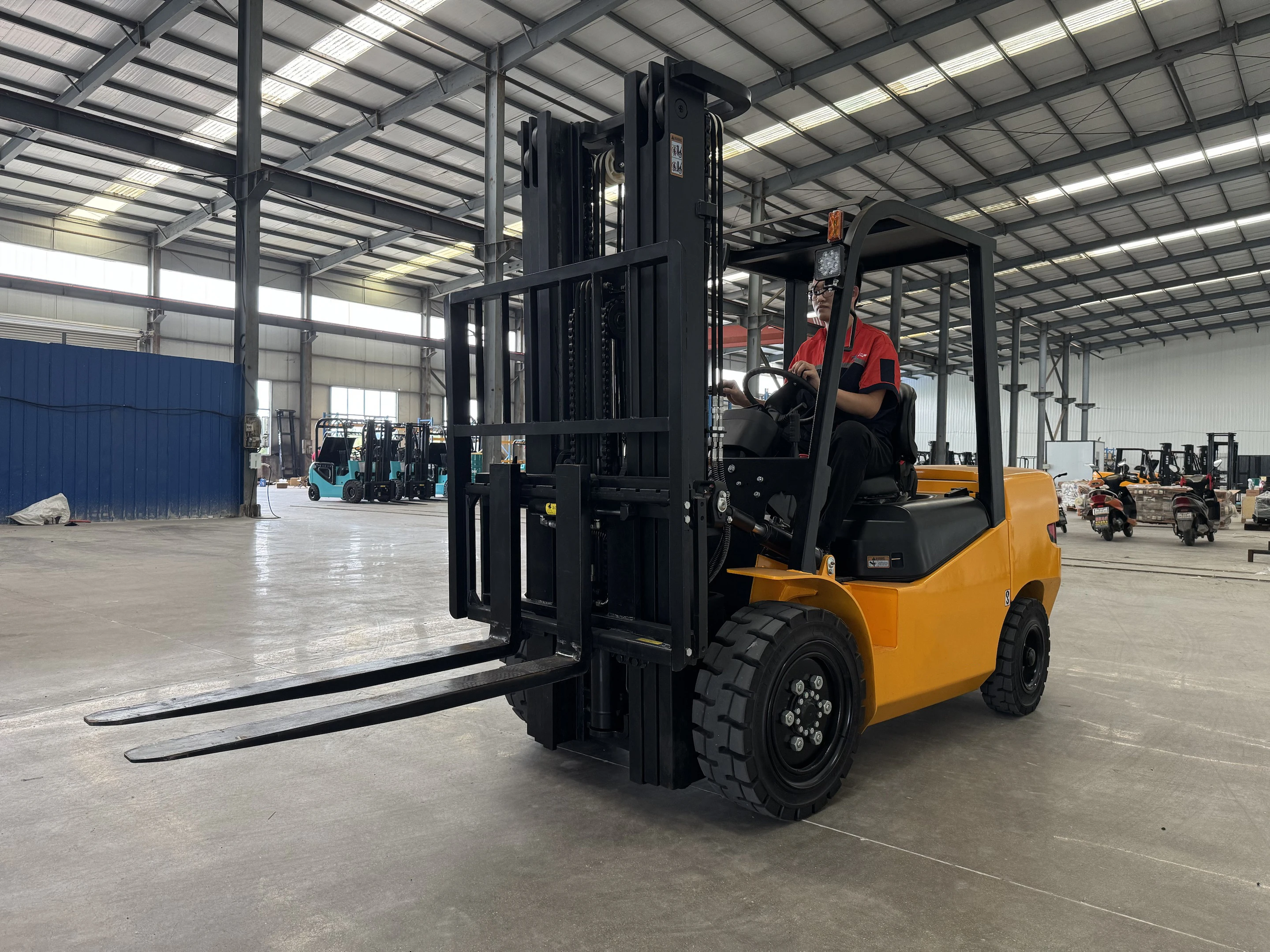 Carretilla elevadora pequeña, camión elevador Carretilla elevadora de 3 toneladas, 5 toneladas y 10 toneladas con horquilla y carretilla elevadora de almacén de cambio lateral