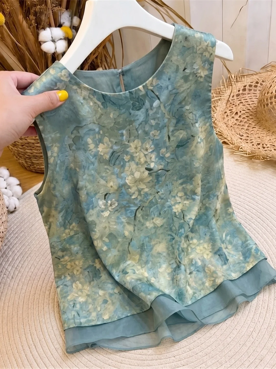 Fashionable Sleeveless round Neck Vest Summer 2026 Light Maturity Style Age Reduction Trend Design Versatile Stylish Top for ...
