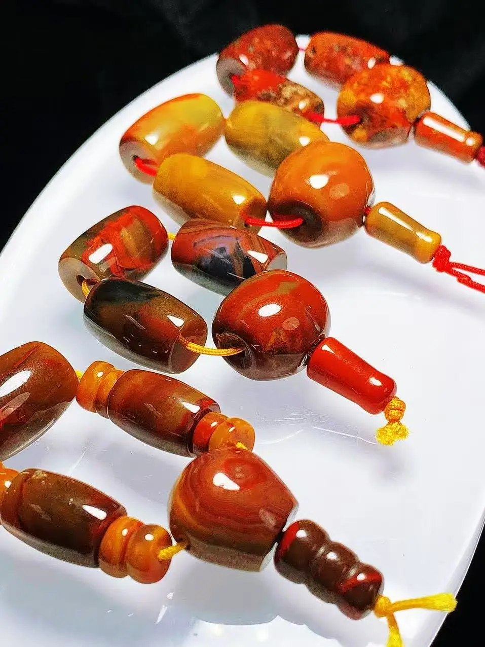 Conjunto de Joias Cabeça de Buda Três Vias Natural Mauna, com Contas de Cor Vermelha Chama do Sul, Contas de Cor Vermelha Den...