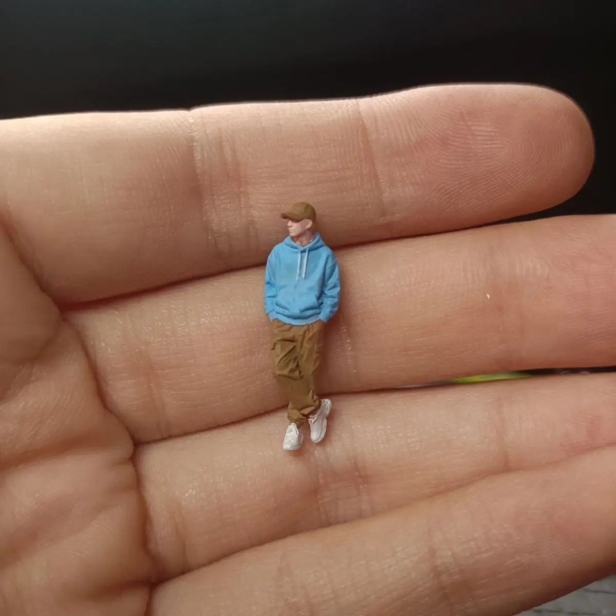 1:64  Miniature Model Car Resin Scene Props Hoodie Man Diorama Figure